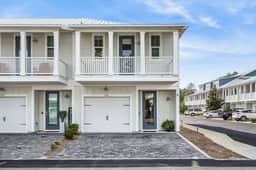 Luxury townhome, Walk to beach, Pool, Sleeps 9 - Image 2
