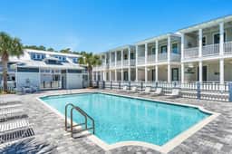 Luxury townhome, Walk to beach, Pool, Sleeps 9 - Image 3