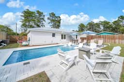 Splash in Private Pool, Bikes, Pets, Walk 2 Beach - Image 2