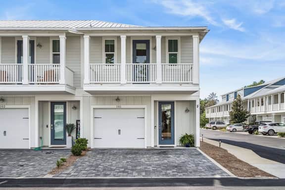Luxury townhome, Walk to beach, Pool, Sleeps 9 - Image 2