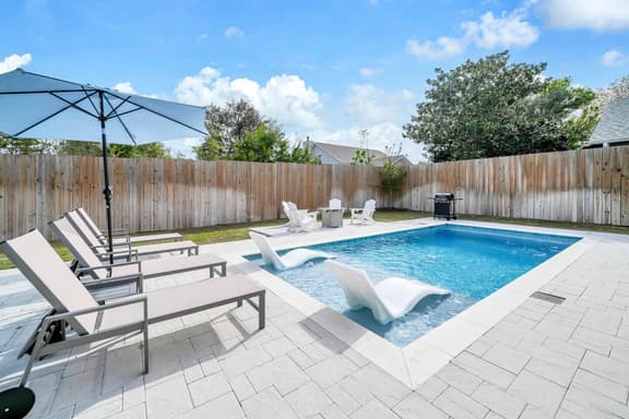 Splash in Private Pool, Bikes, Pets, Walk 2 Beach - Image 1