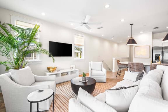 Luxury townhome, Walk to beach, Pool, Sleeps 9 - Image 1